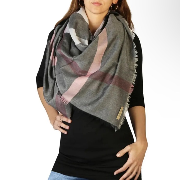 Burberry
Relaxed Mega Check Square Scarf 55” x 55 frayed edges - Picture 1 of 13